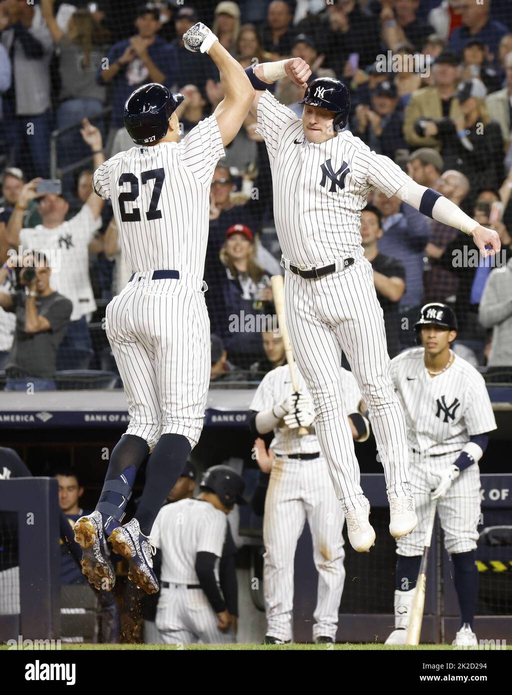 New York City, Stati Uniti. 22nd Set, 2022. Il New York Yankees Giancarlo Stanton (27) si congratula con il compagno di squadra Josh Donaldson dopo aver colpito una casa a due manche contro i Boston Red Sox negli anni '6th per dare agli Yankees un vantaggio di 3-0 al Yankee Stadium di New York City giovedì 22 settembre 2022. Foto di John Angelillo/UPI Credit: UPI/Alamy Live News Foto Stock