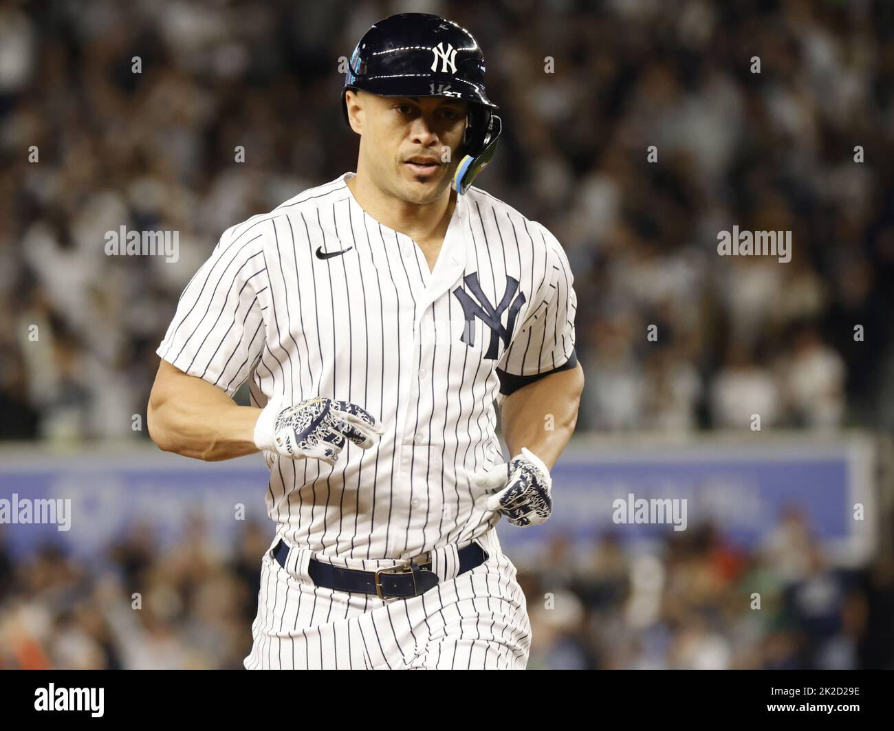 New York City, Stati Uniti. 22nd Set, 2022. Il New York Yankees Giancarlo Stanton gira le basi dopo aver colpito una casa a due manche contro i Boston Red Sox nel 6th per dare agli Yankees un vantaggio di 3-0 al Yankee Stadium di New York City giovedì 22 settembre 2022. Foto di John Angelillo/UPI Credit: UPI/Alamy Live News Foto Stock