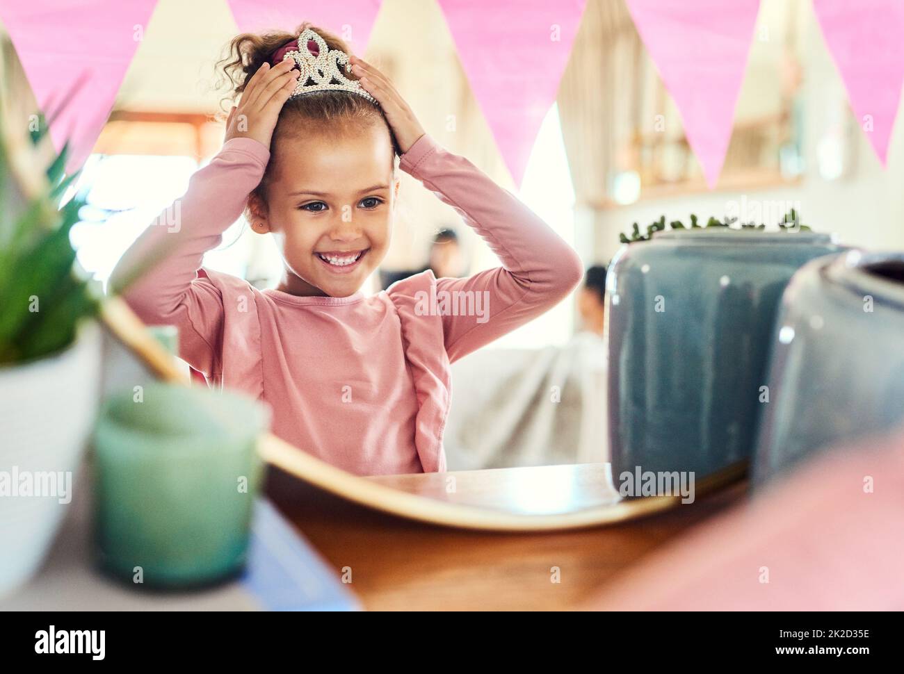 Ricordate sempre che youre una principessa. Scatto di una bambina che mette su una corona nello specchio a casa. Foto Stock