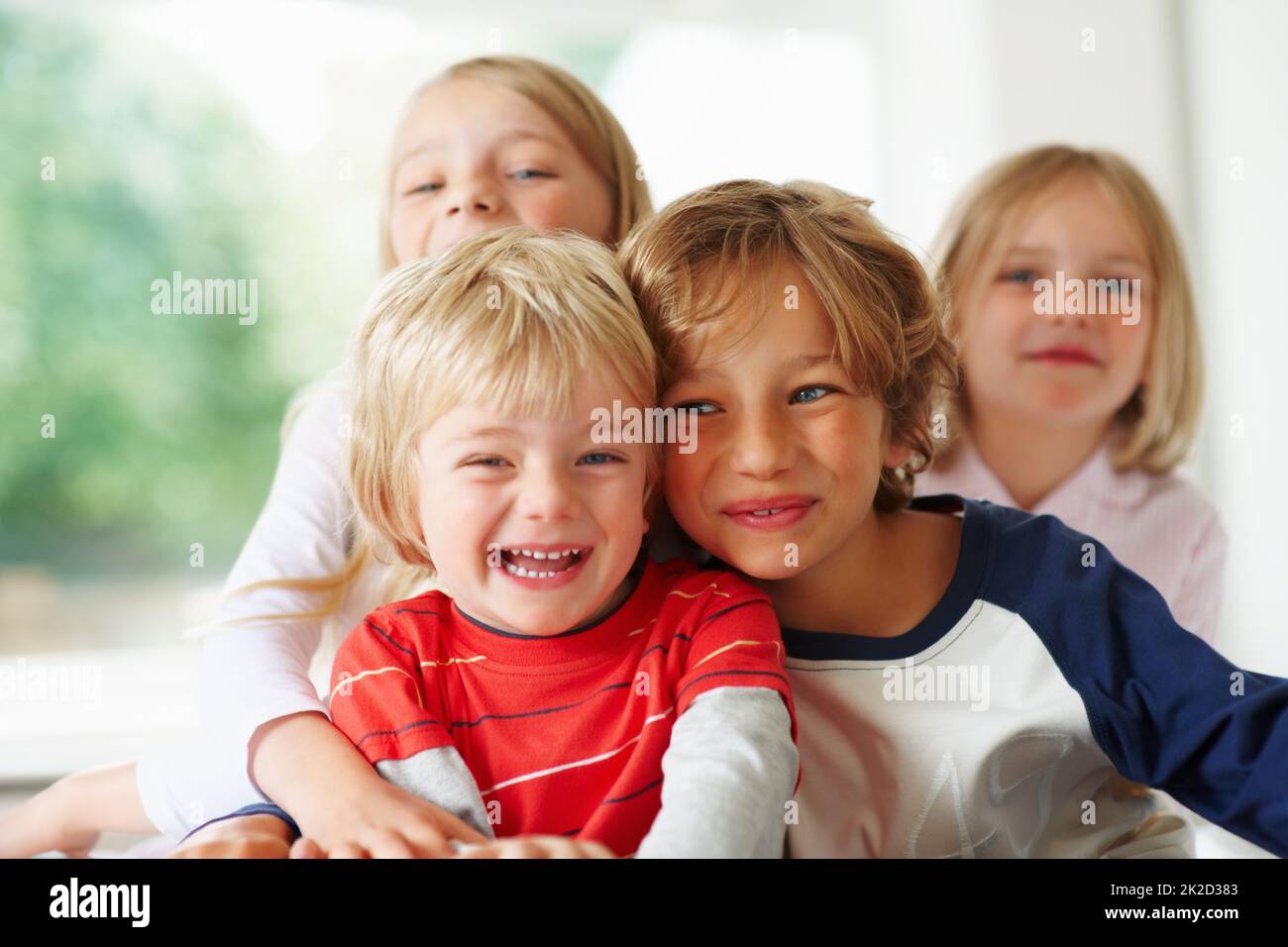 Ragazzino allegro con il fratello e le sorelle. Ritratto di un ragazzino allegro con il fratello e le sorelle. Foto Stock