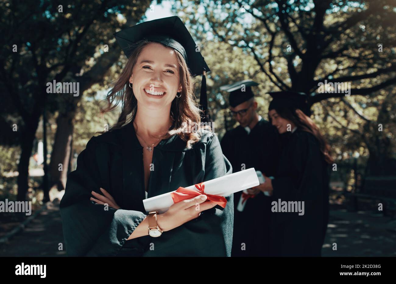 È il momento di accogliere un nuovo capitolo entusiasmante. Scatto di uno studente che tiene il suo diploma il giorno della laurea. Foto Stock