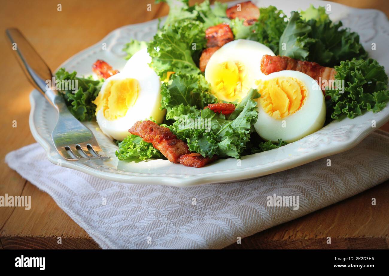 Fresco e salutare con insalata di cavolo riccio, chrispy uova e pancetta Foto Stock