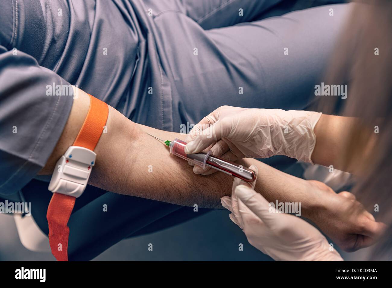 Tecnico di laboratorio che prende sangue Foto Stock
