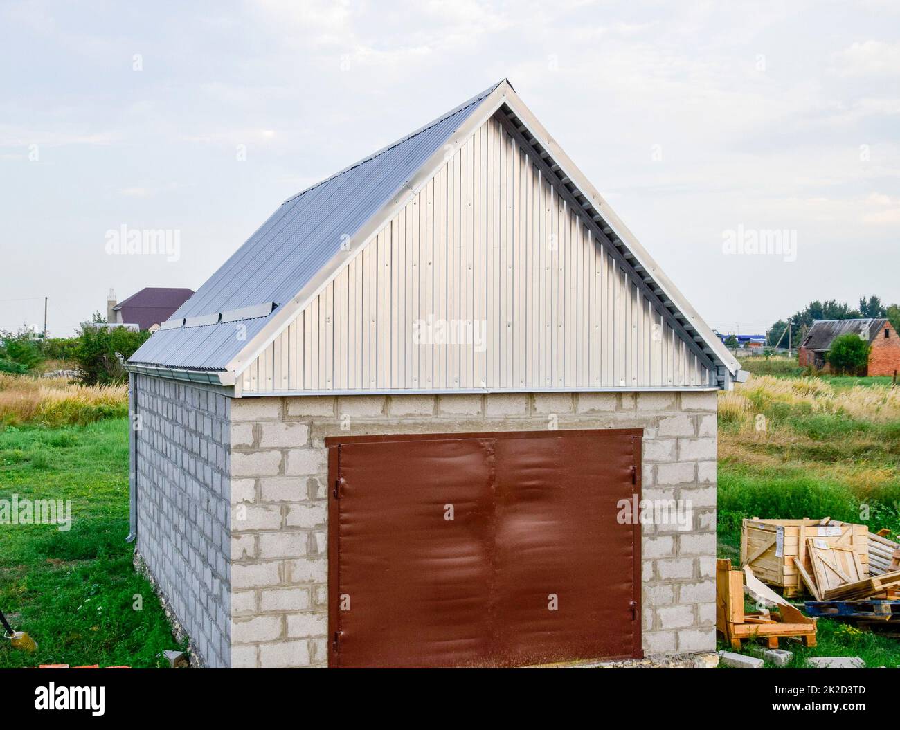Vista del garage in un appezzamento di terra Foto Stock