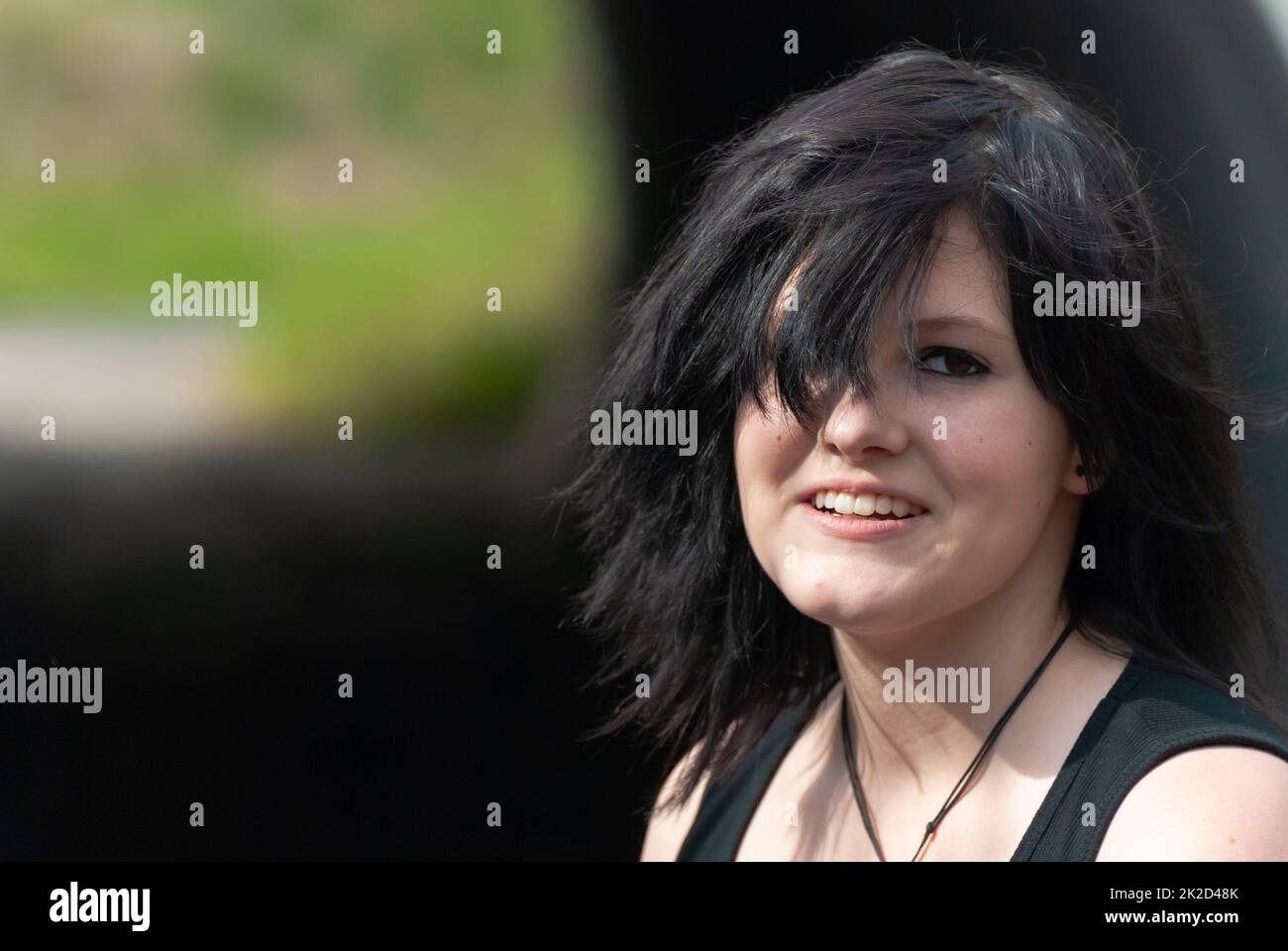 Punk emo ragazza, giovane adulto con capelli neri e eyeliner, primo piano Foto Stock