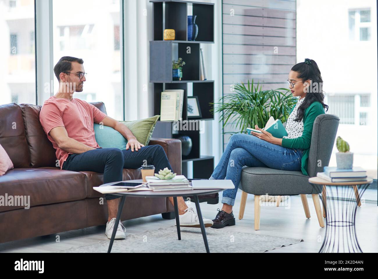 Più parliamo, più capiamo. Scatto di un giovane uomo e di una donna che hanno una discussione in un ufficio moderno. Foto Stock