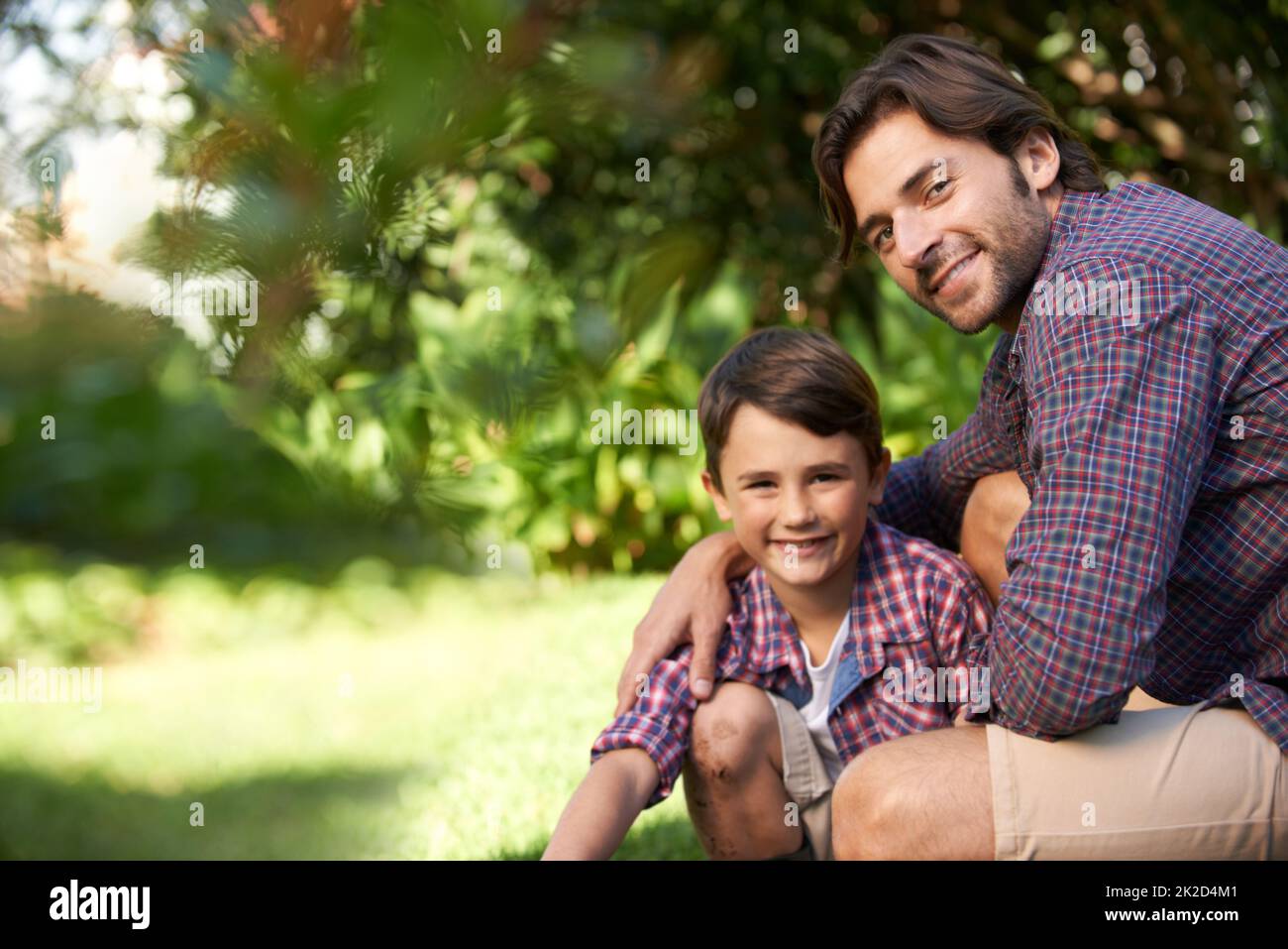 Ragazzi della natura. Colpo di un padre e di un figlio amorevoli che si legano in un giardino. Foto Stock