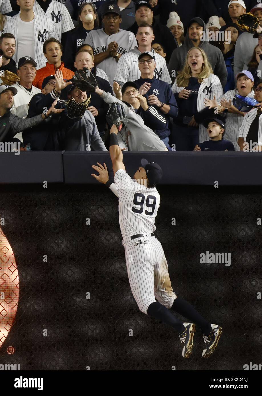 New York City, Stati Uniti. 22nd Set, 2022. New York Yankees Aaron Judge arriva invano per la palla, mentre Boston Red Sox Reese McGuire arriva in una casa a tre run negli anni '7th per dare ai Red Sox un vantaggio di 4-3 al Yankee Stadium di New York City giovedì 22 settembre 2022. Foto di John Angelillo/UPI Credit: UPI/Alamy Live News Foto Stock