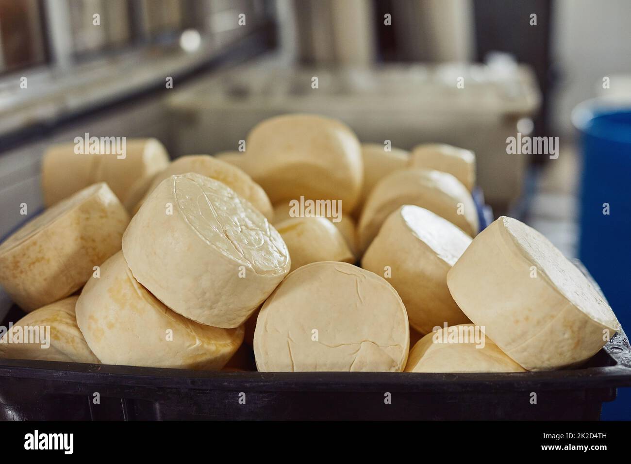 Il prodotto finale vale la pena. Formaggio tagliato in casa. Foto Stock