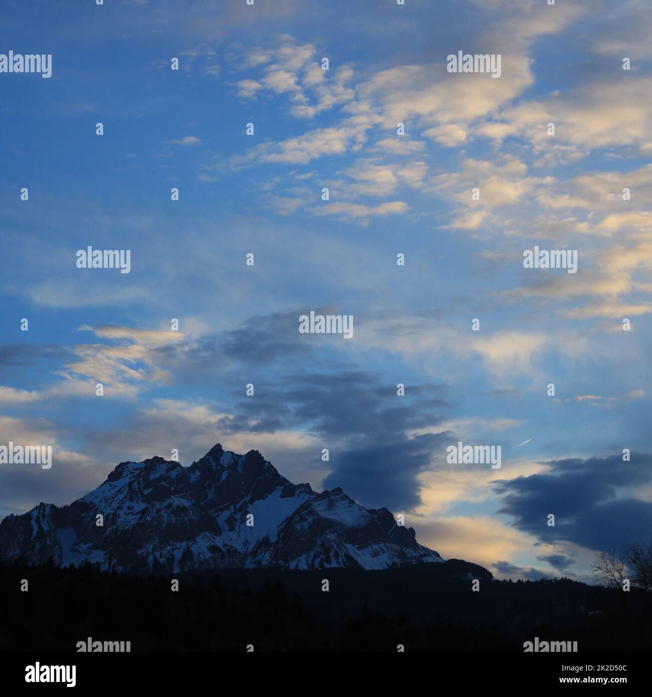 Nuvole illuminate dal sole sul Monte Pilatus, Svizzera. Foto Stock