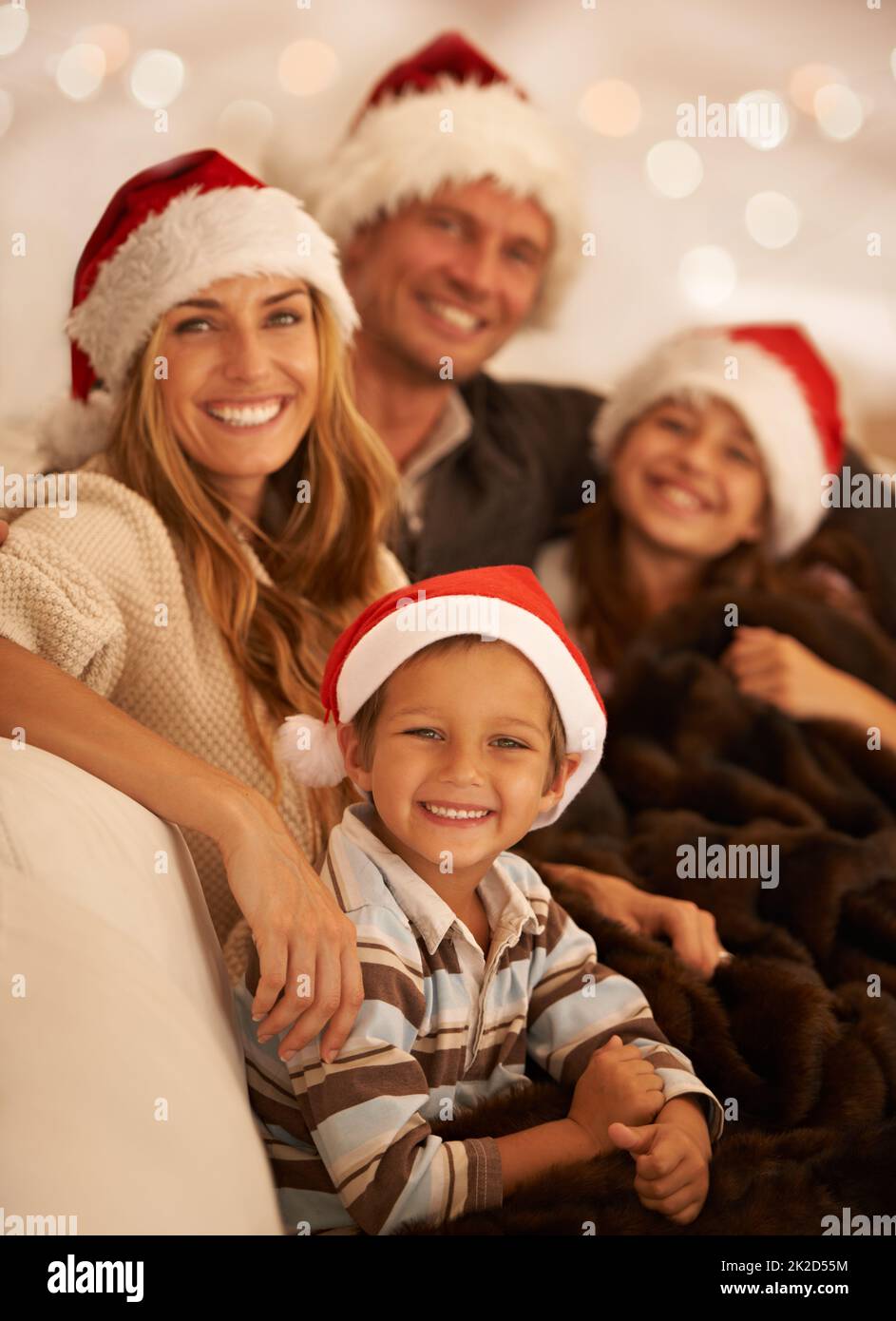 Allegria di Natale e spirito festivo. Ritratto di una giovane famiglia felice il giorno di Natale. Foto Stock