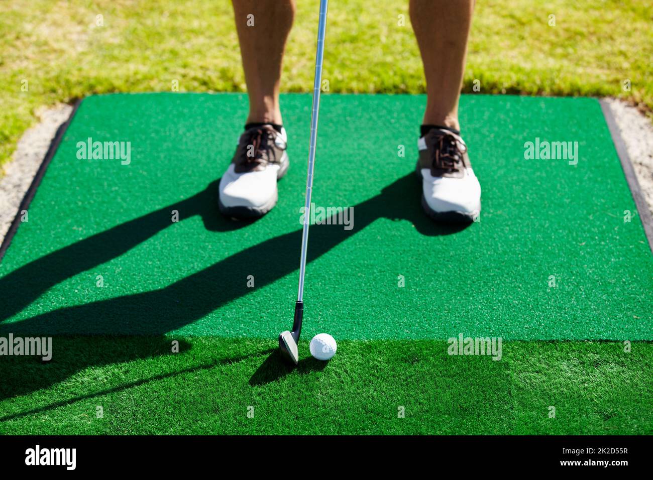Teeing off. Immagine ritagliata di un golfer circa per tee fuori. Foto Stock