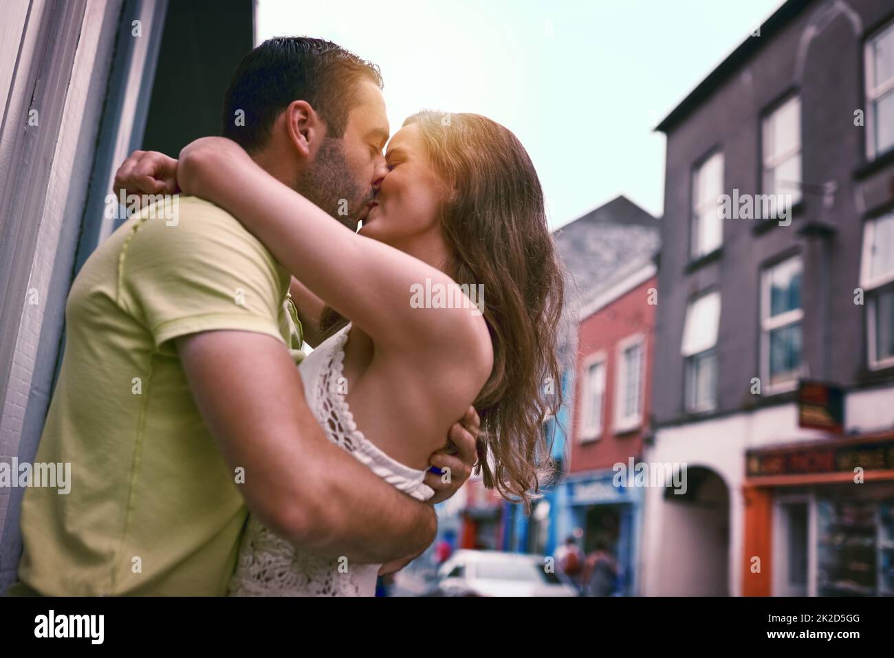 L'amore è un'avventura di una vita. Scatto di una giovane coppia affettuosa baciare mentre si esplora una città straniera. Foto Stock