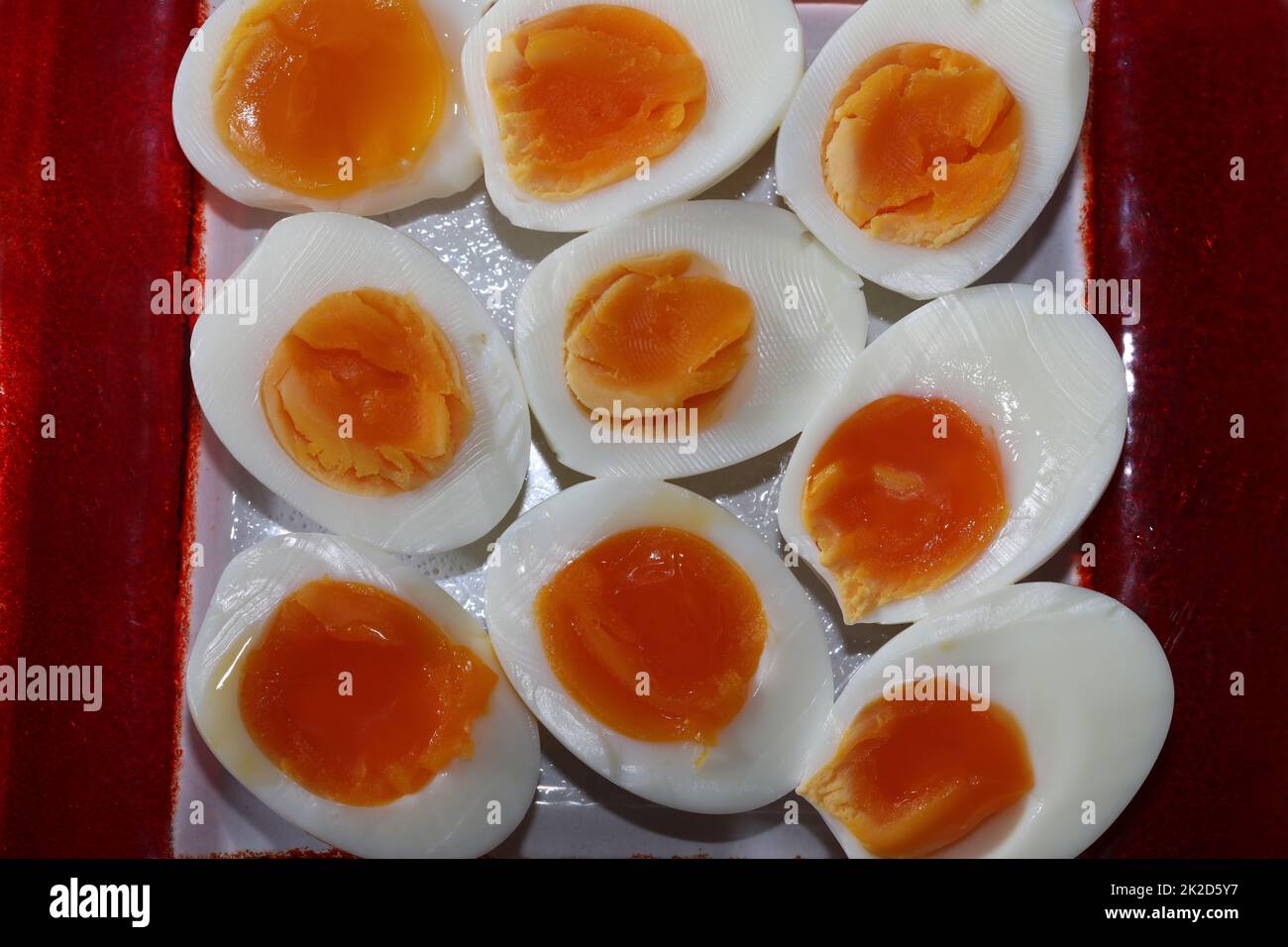 Mezzene di uovo sode su un piatto Foto Stock