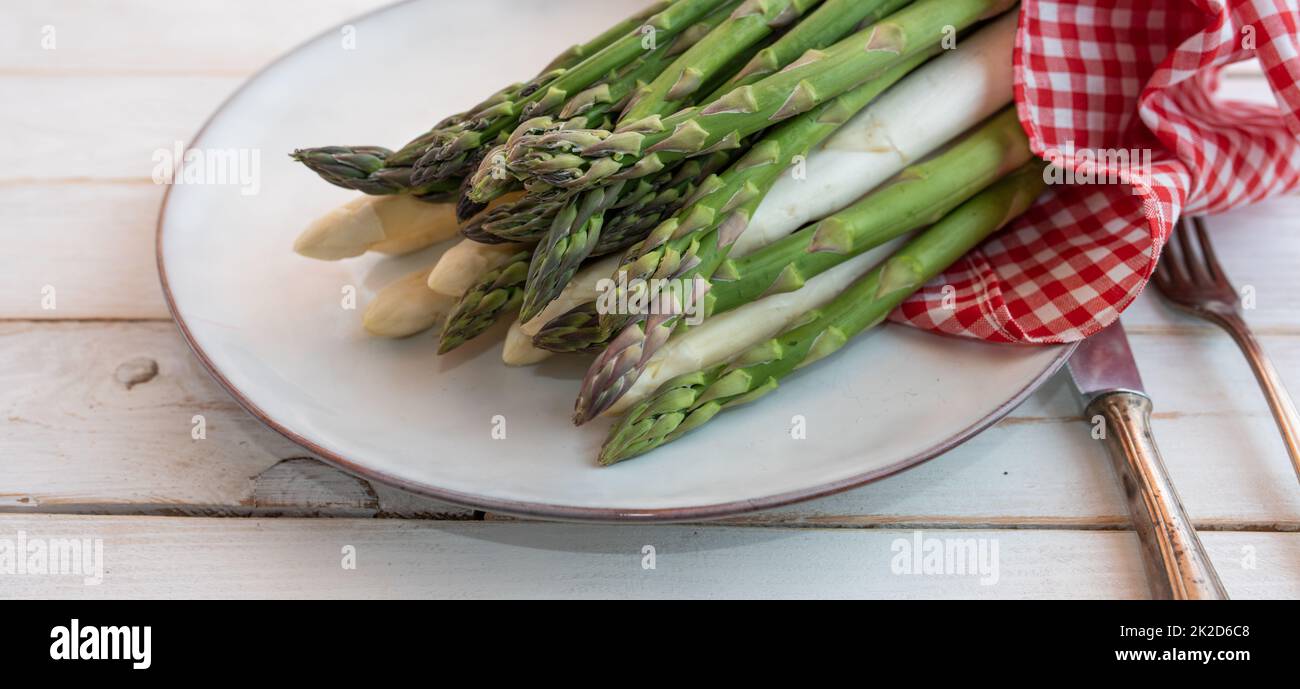 Piatto di asparagi crudi misti Foto Stock