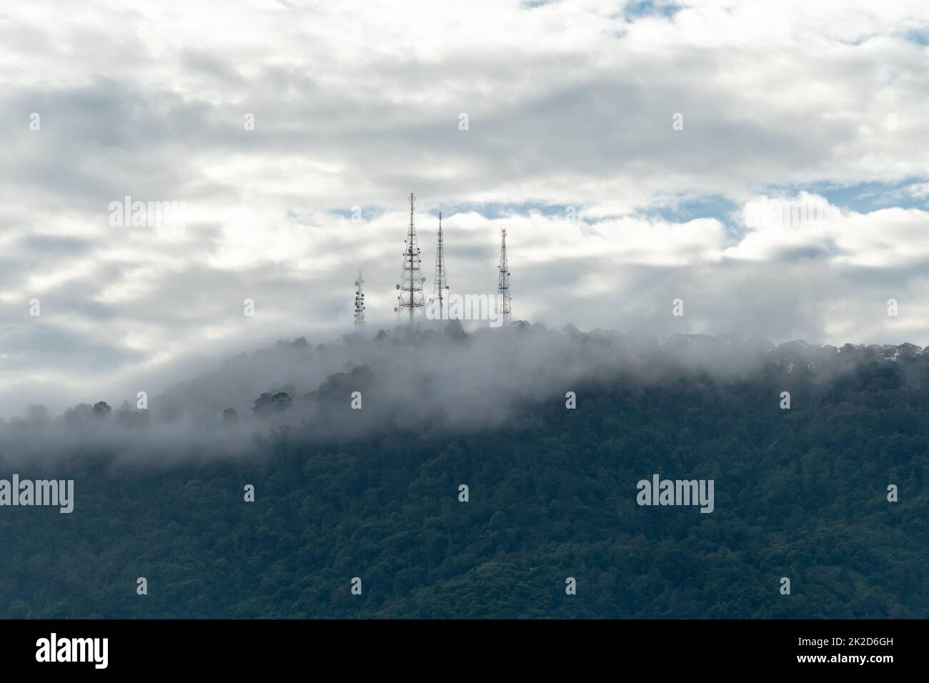 Torre delle telecomunicazioni in cima alla collina Foto Stock