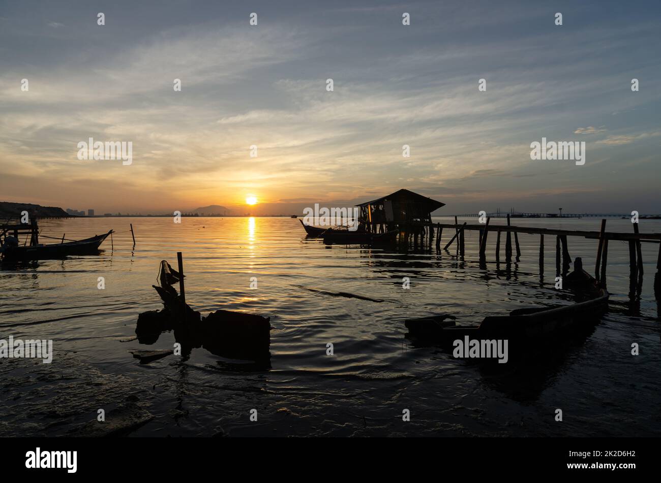 Fisherman capanna di legno e barca lavello vicino al mare costiero al sorgere del sole mattina Foto Stock
