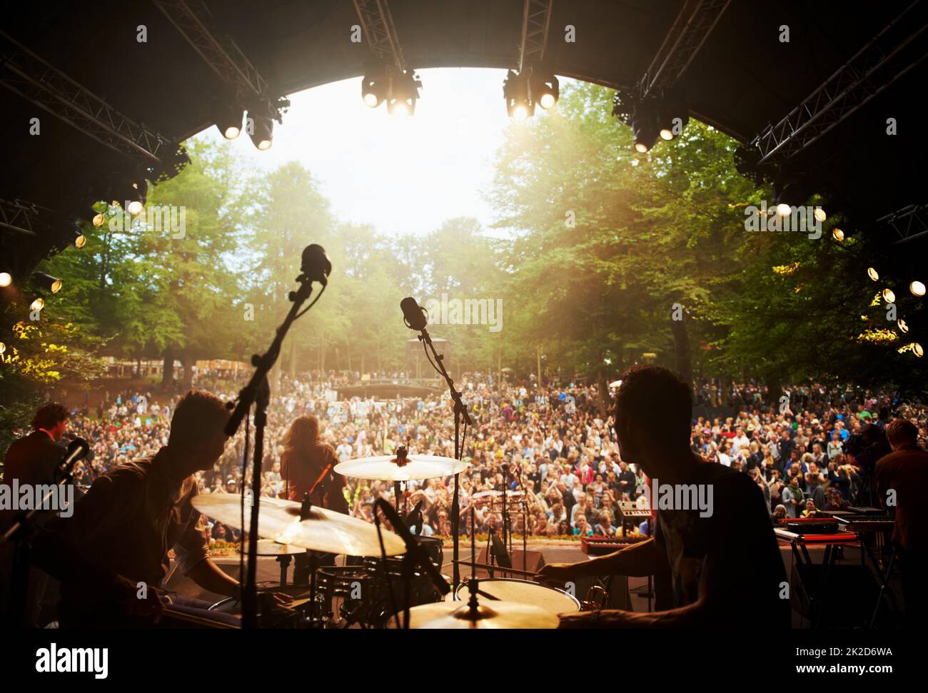 Pronto a rock. Scatto corto di un musicista piedi sul palco in un festival di musica all'aperto. Foto Stock