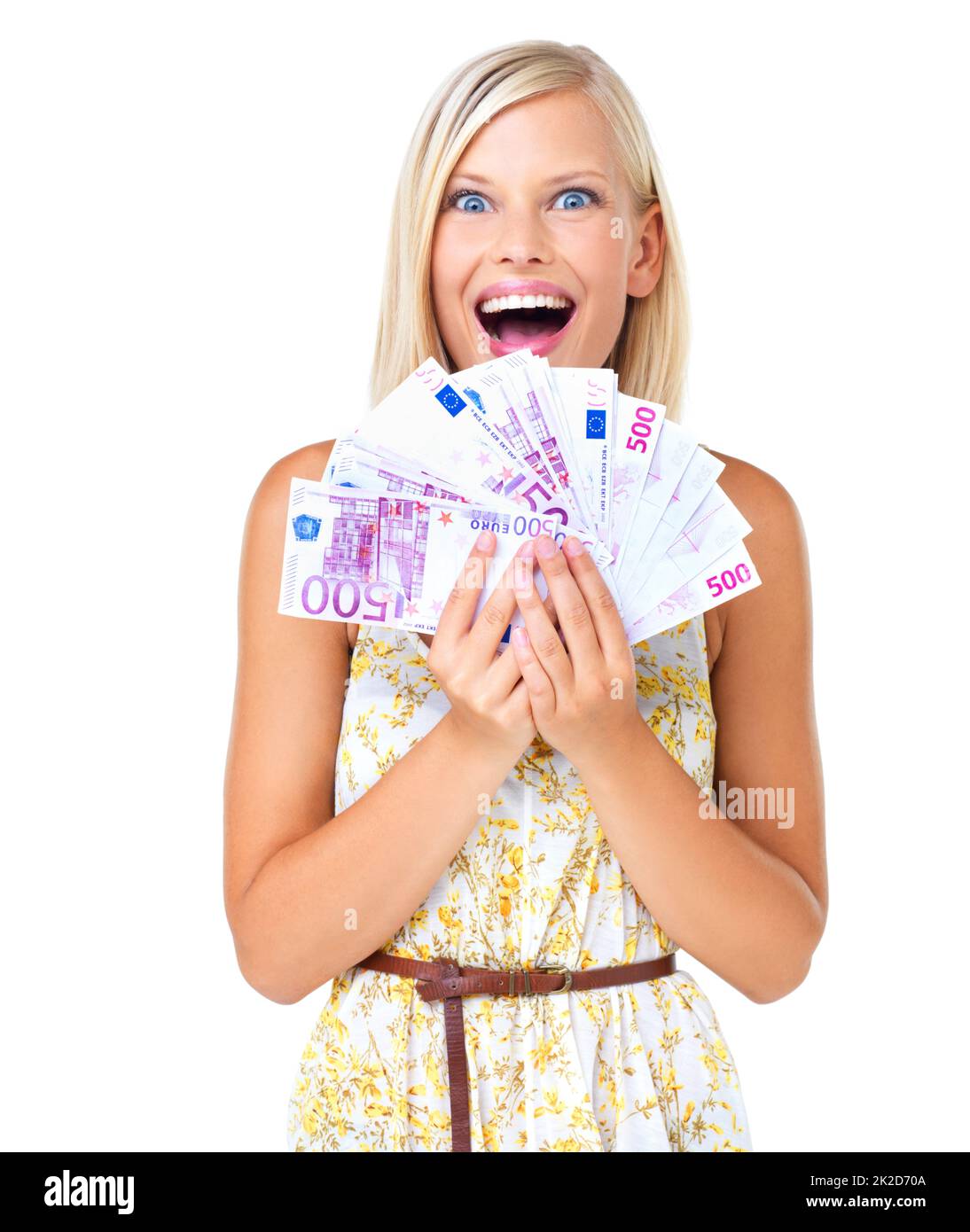 Ho vinto. Bella donna che sventolano le banconote in euro che sembra stordita e stupita - isolata. Foto Stock
