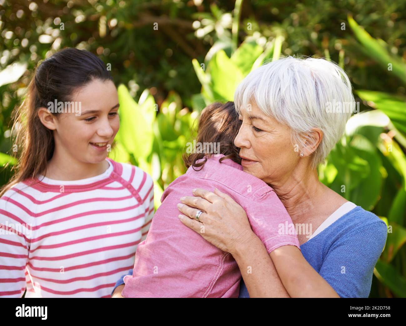 Ama i suoi nipoti. Shot di una donna matura con i suoi nipoti. Foto Stock
