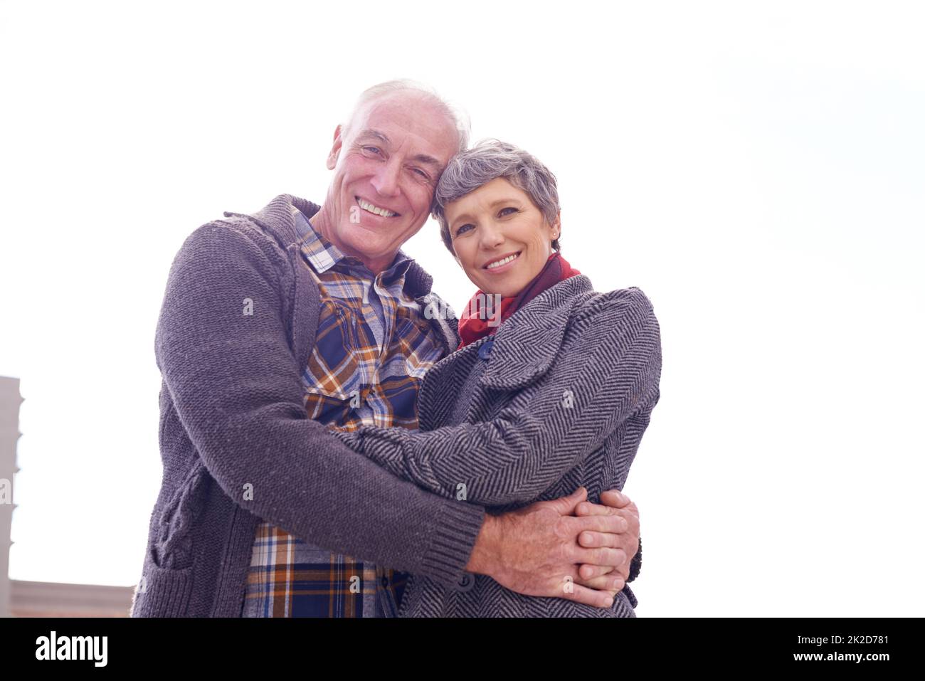 Il vero amore è senza tempo. Ritratto di una coppia anziana felice godendo di un momento pieno di affetto all'aperto. Foto Stock