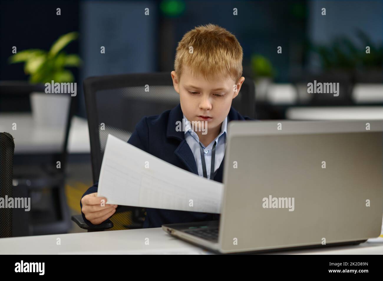 Piccolo bel uomo d'affari che lavora in ufficio ritratto Foto Stock