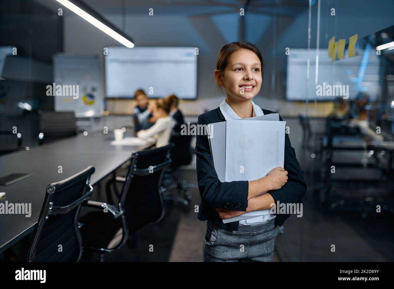 Lavoratore dipendente di bambina che lascia la sala conferenze Foto Stock