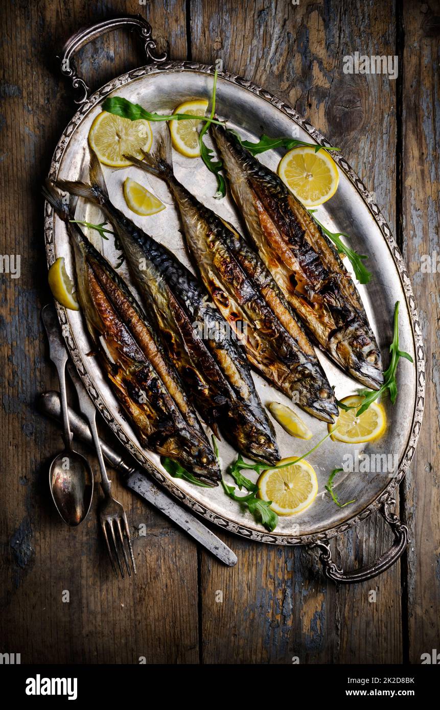 Sgombri su piastra in argento Foto Stock