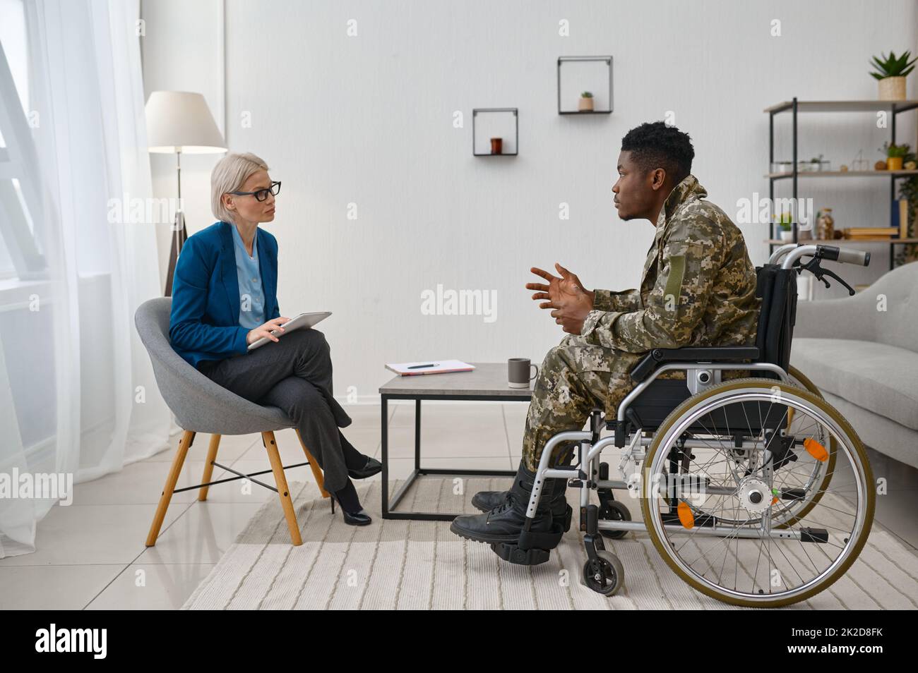 Soldato con disabilità alla consulenza psicologica professionale Foto Stock