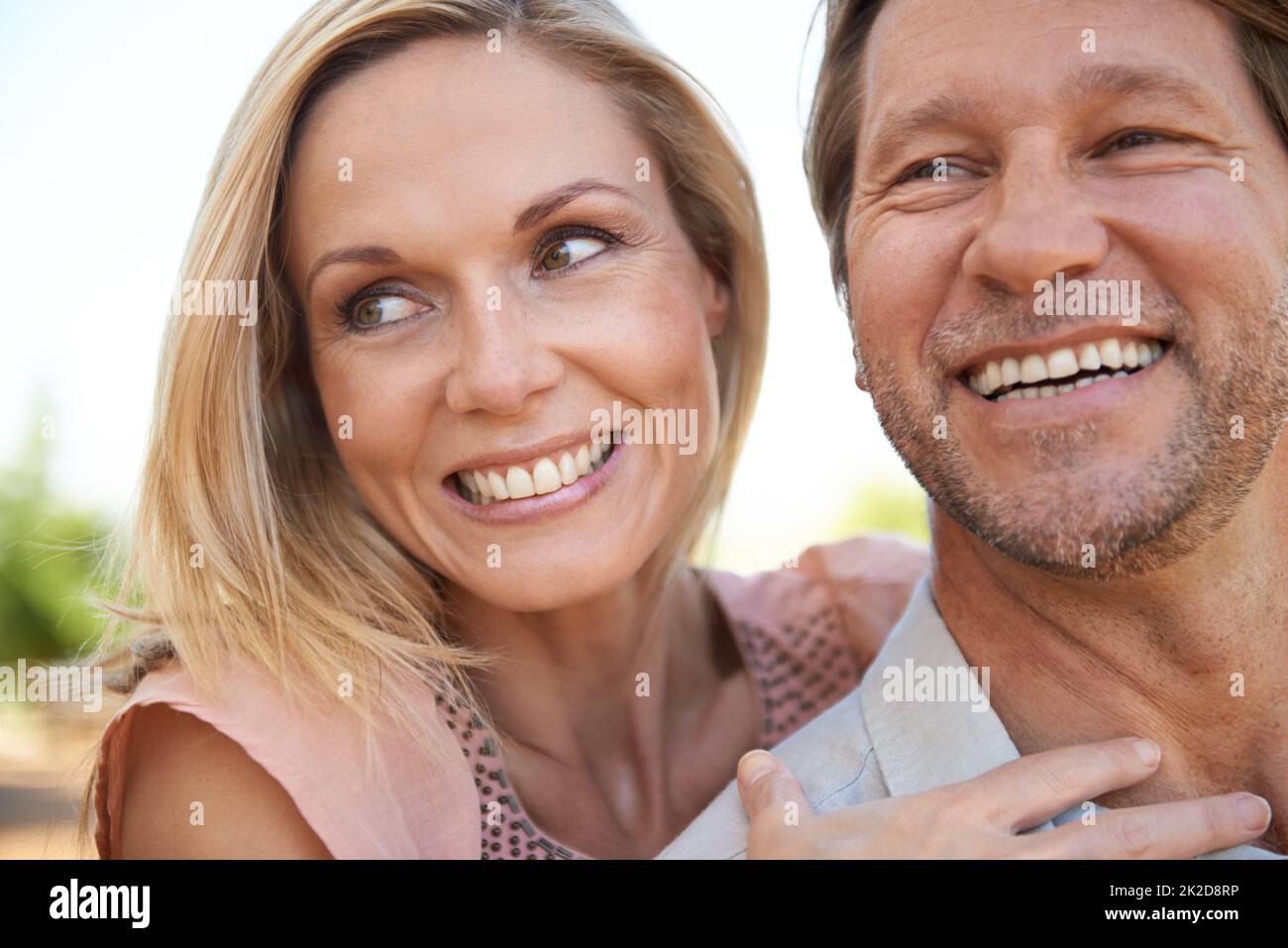 Mi fa ancora ridere. Scatto di una coppia matura felice godendo una giornata all'aperto. Foto Stock