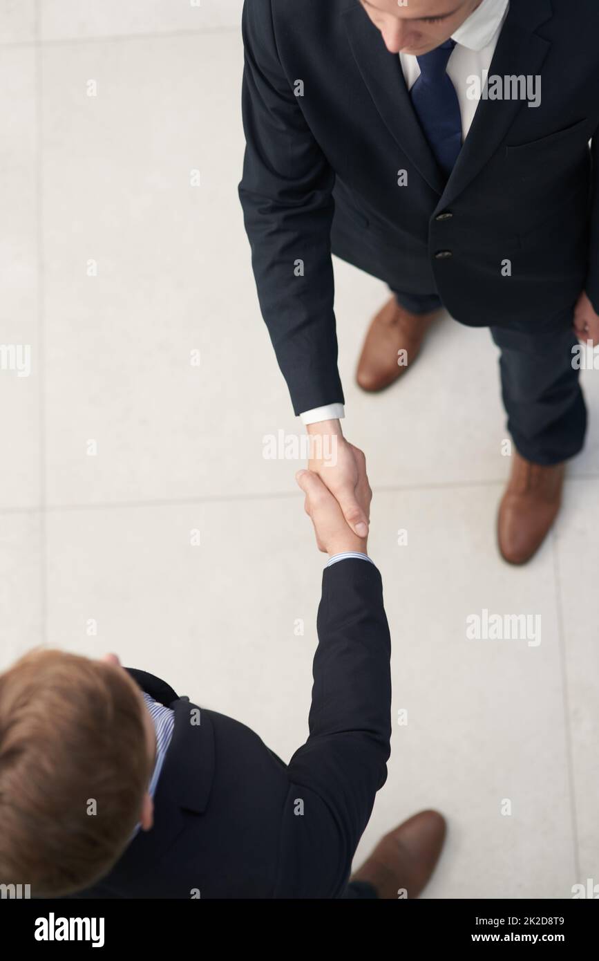 Non vedo l'ora di collaborare. Colpo di due uomini d'affari che scuotono le mani in un ufficio. Foto Stock