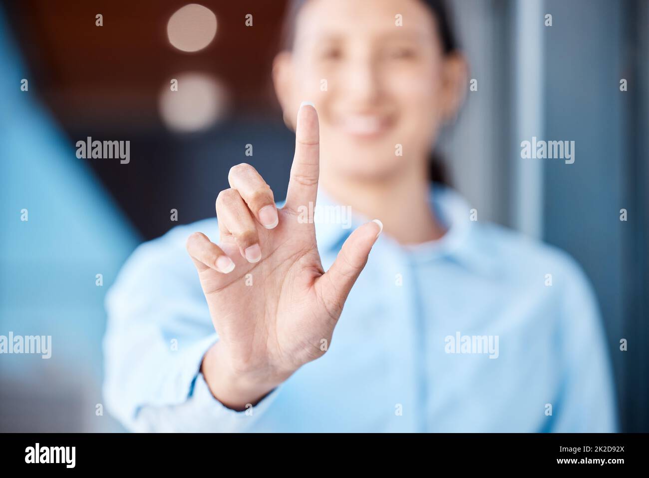 Tecnologia, business e il dito di una donna sul touch screen. Accesso a Internet, sicurezza tramite password o premere per iniziare, innovazione nel software. Nuova tecnologia Foto Stock