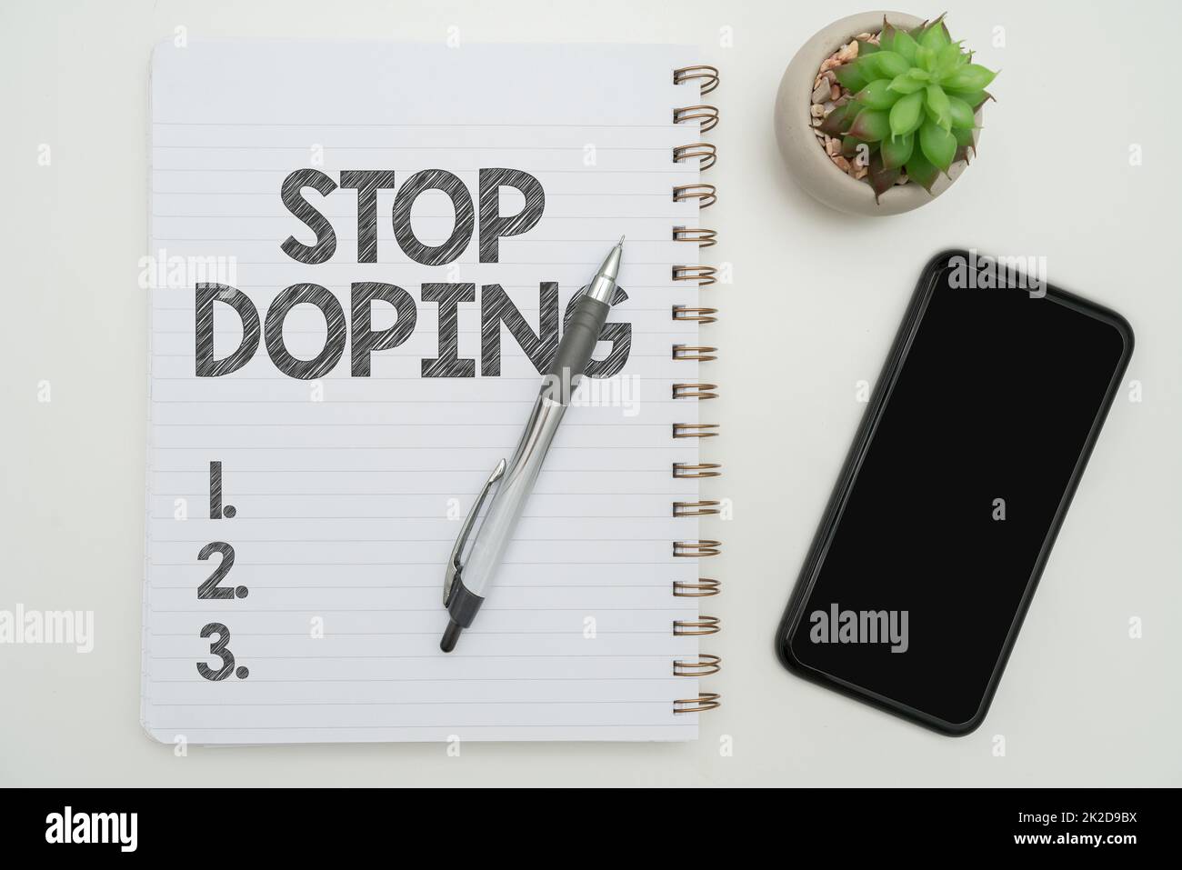 Segno di scrittura della mano Stop doping. Panoramica aziendale non utilizzare vietato prestazioni atletiche migliorare le droghe forniture per ufficio su scrivania con tastiera e occhiali e tazza di caffè per il lavoro Foto Stock