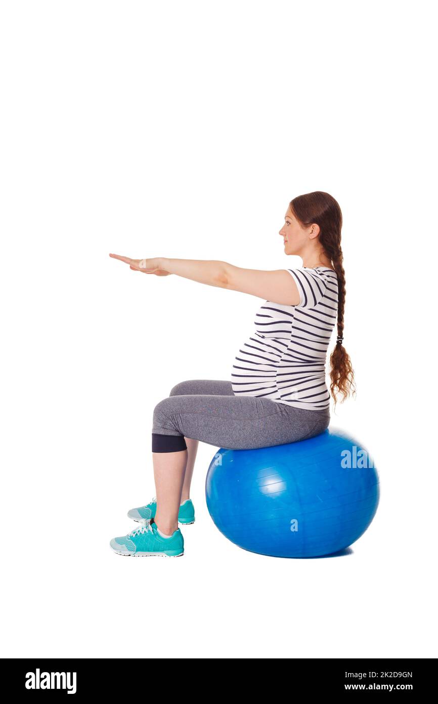 Donna incinta che fa le esercitazioni con la sfera di esercitazione Foto Stock