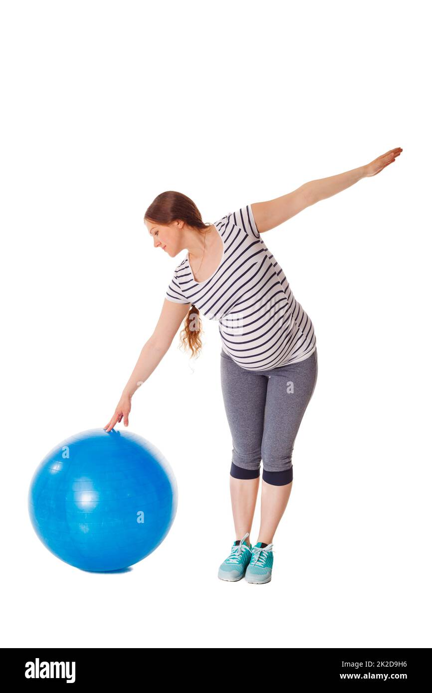 Donna incinta che fa le esercitazioni con la sfera di esercitazione Foto Stock