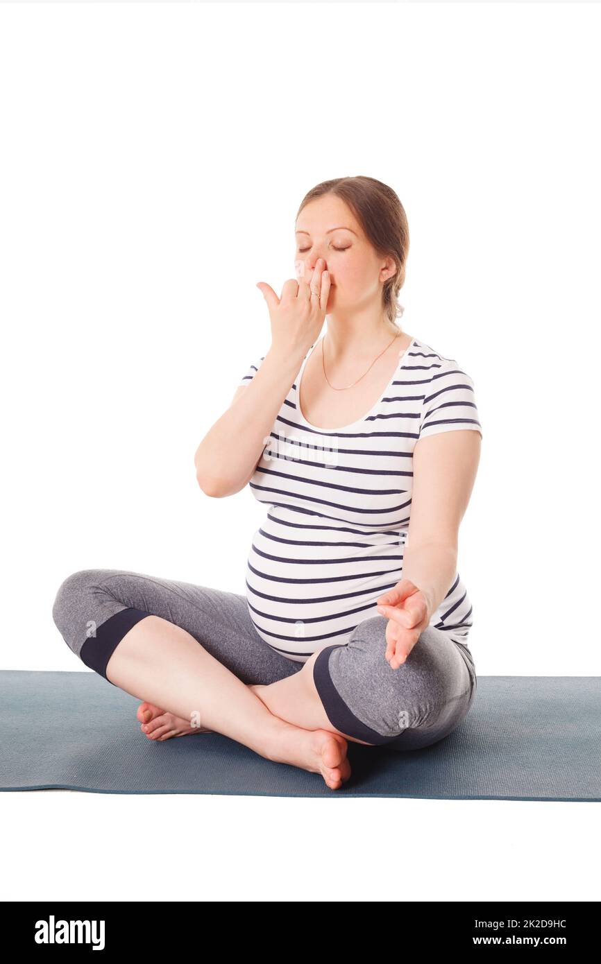 Donna incinta che fa yoga esercizio di respirazione Pranayama Foto Stock