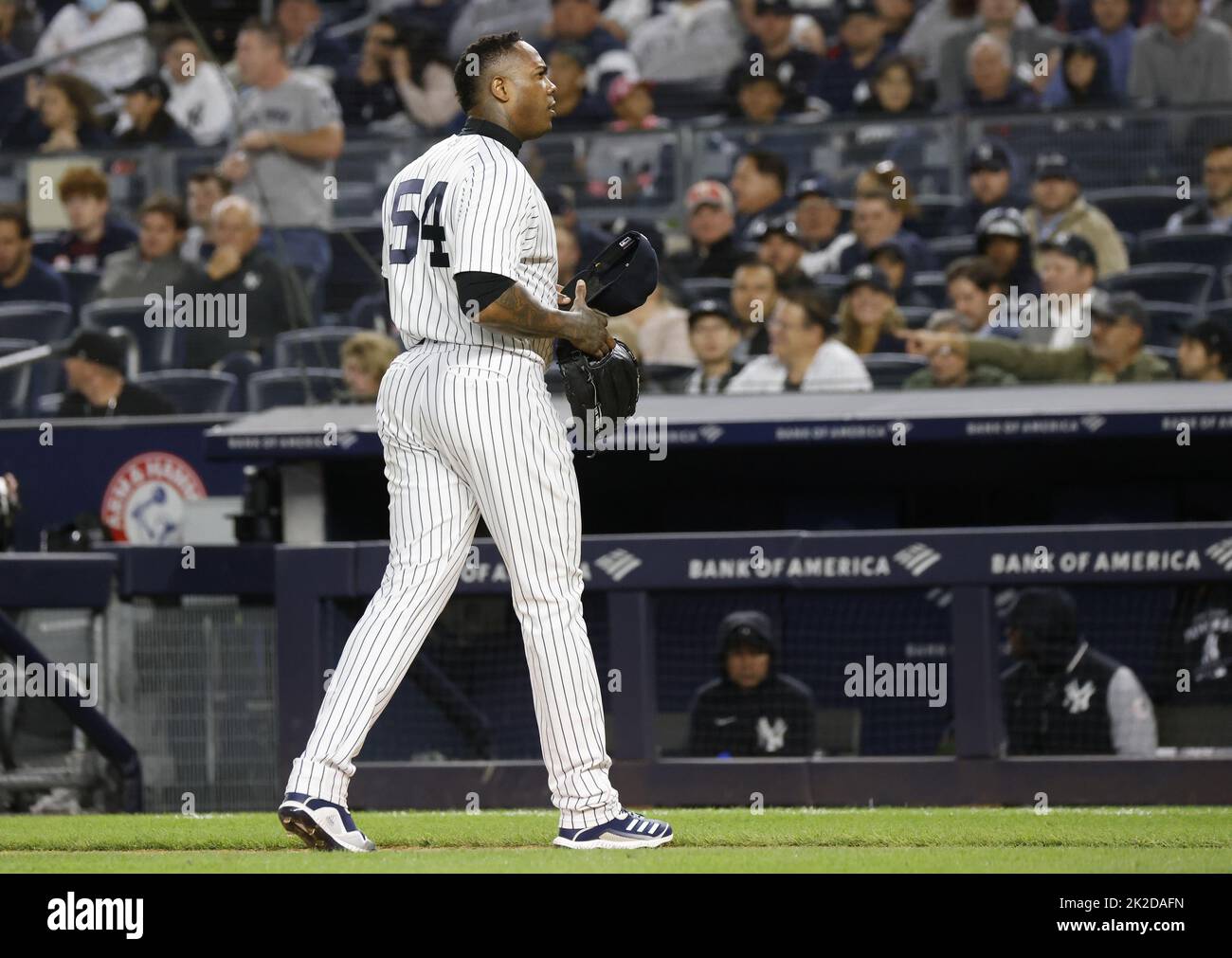 New York City, Stati Uniti. 22nd Set, 2022. Il lanciatore Aroldis Chapman di New York Yankees esce dal tumulo dopo essere stato sostituito negli anni '8th contro i Boston Red Sox allo Yankee Stadium di New York City giovedì 22 settembre 2022. Foto di John Angelillo/UPI Credit: UPI/Alamy Live News Foto Stock