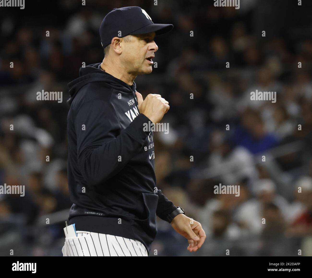 New York City, Stati Uniti. 22nd Set, 2022. Il manager di New York Yankees Aaron Boone si accorge che Lou Trevino sostituirà Aroldis Chapman negli anni '8th contro i Boston Red Sox allo Yankee Stadium di New York City giovedì 22 settembre 2022. Foto di John Angelillo/UPI Credit: UPI/Alamy Live News Foto Stock