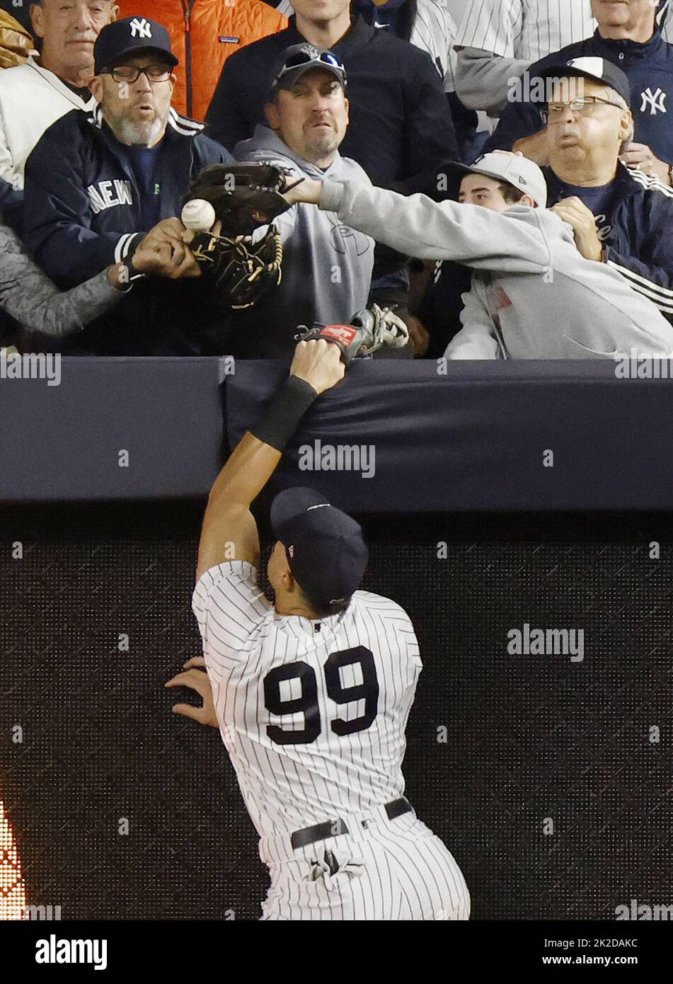 New York City, Stati Uniti. 22nd Set, 2022. New York Yankees Aaron Judge arriva invano per la palla, mentre Boston Red Sox Reese McGuire arriva in una casa a tre run negli anni '7th per dare ai Red Sox un vantaggio di 4-3 al Yankee Stadium di New York City giovedì 22 settembre 2022. Foto di John Angelillo/UPI Credit: UPI/Alamy Live News Foto Stock