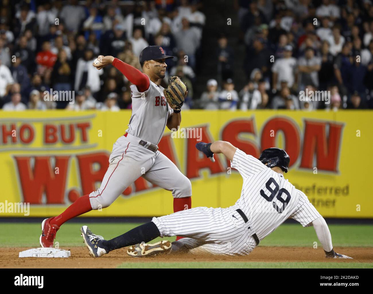 New York City, Stati Uniti. 22nd Set, 2022. Il New York Yankees Aaron Judge è messo fuori alla seconda base da Boston Red Sox Xander Bogaerts in una doppia commedia nel 7th che si svolge allo Yankee Stadium di New York City giovedì 22 settembre 2022. Foto di John Angelillo/UPI Credit: UPI/Alamy Live News Foto Stock