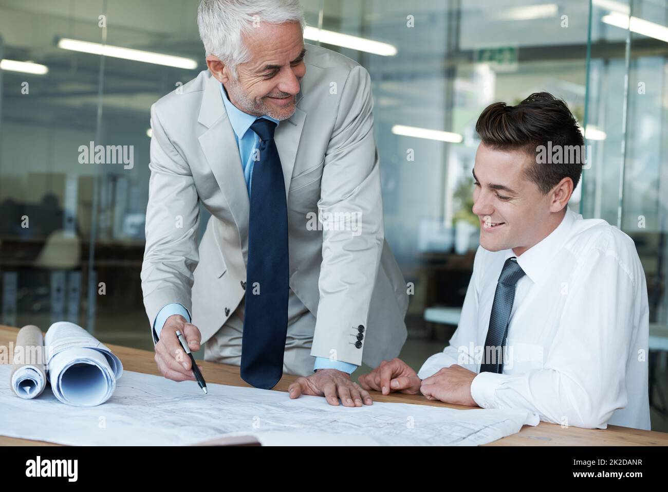 Garantire che i progetti siano perfetti. Foto di due architetti che hanno superato un piano di costruzione. Foto Stock