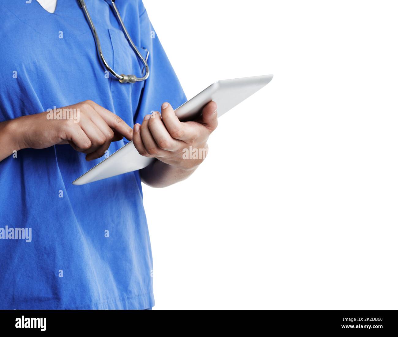 Cartelle cliniche in movimento. Scatto ritagliato in studio di un medico utilizzando un tablet digitale su sfondo bianco. Foto Stock