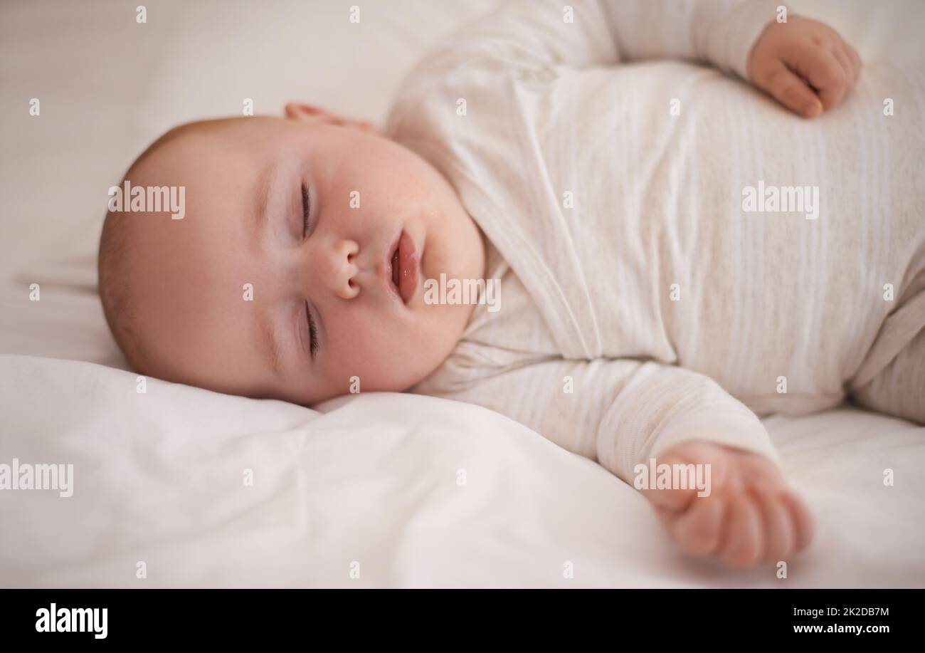 HES out per il conteggio. Scatto corto di un bambino adorabile addormentato. Foto Stock