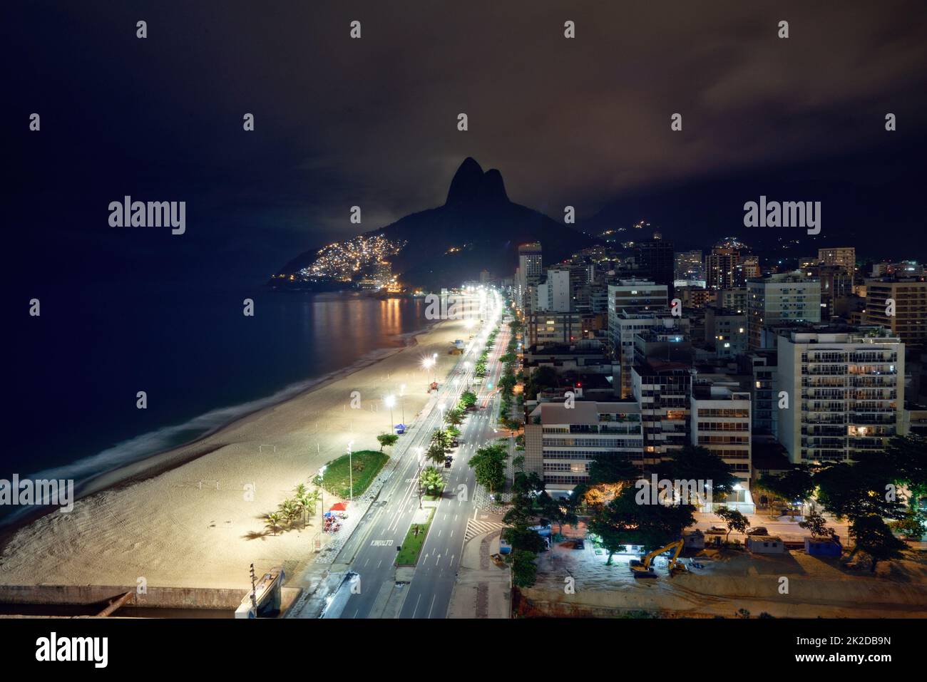 Paradiso serale. Foto di una spiaggia di Rio di notte. Foto Stock