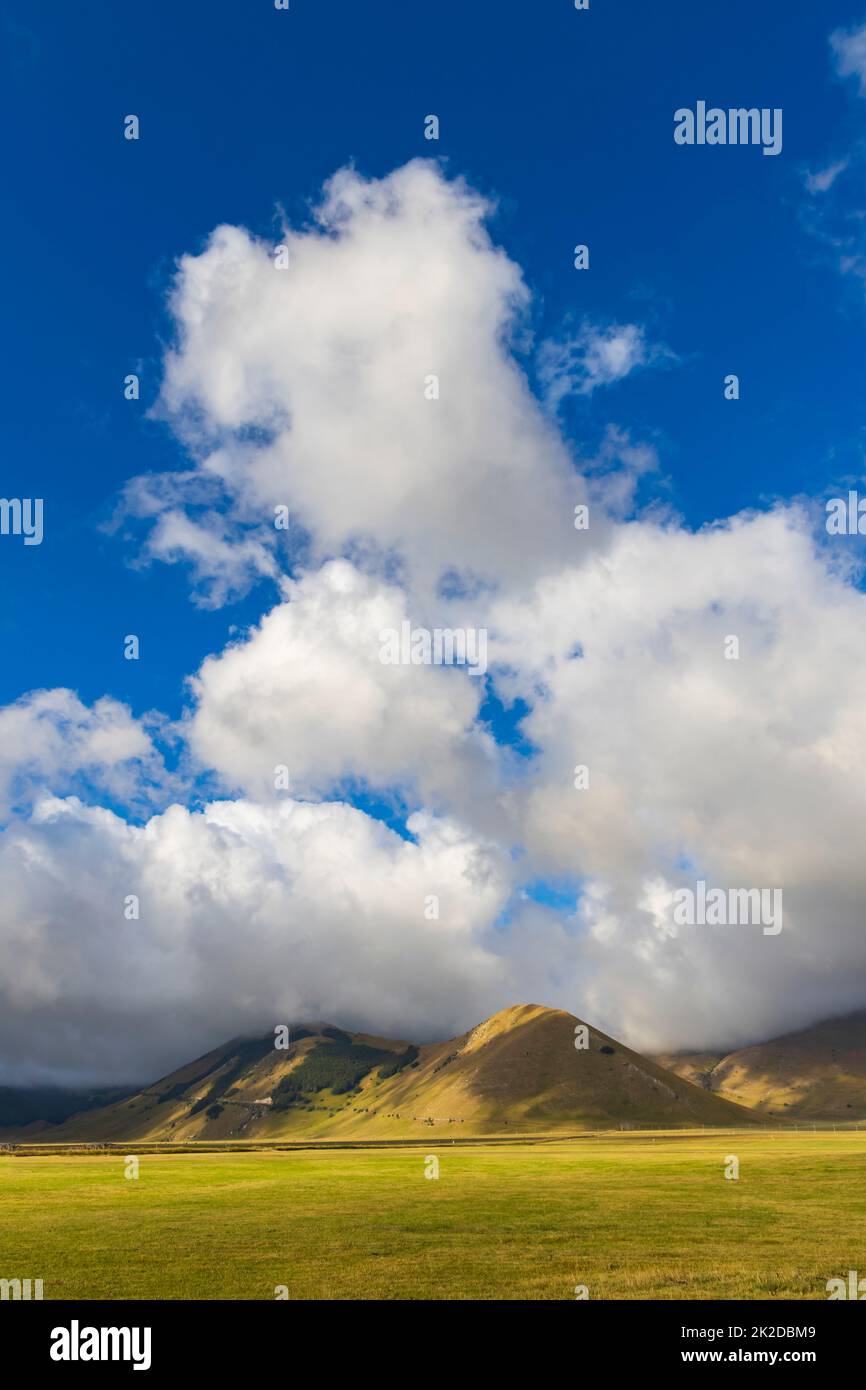 Suggestivo paesaggio montano nei pressi del borgo di Castelluccio nel Parco Nazionale del Monte Sibillini, Umbria, Italia Foto Stock