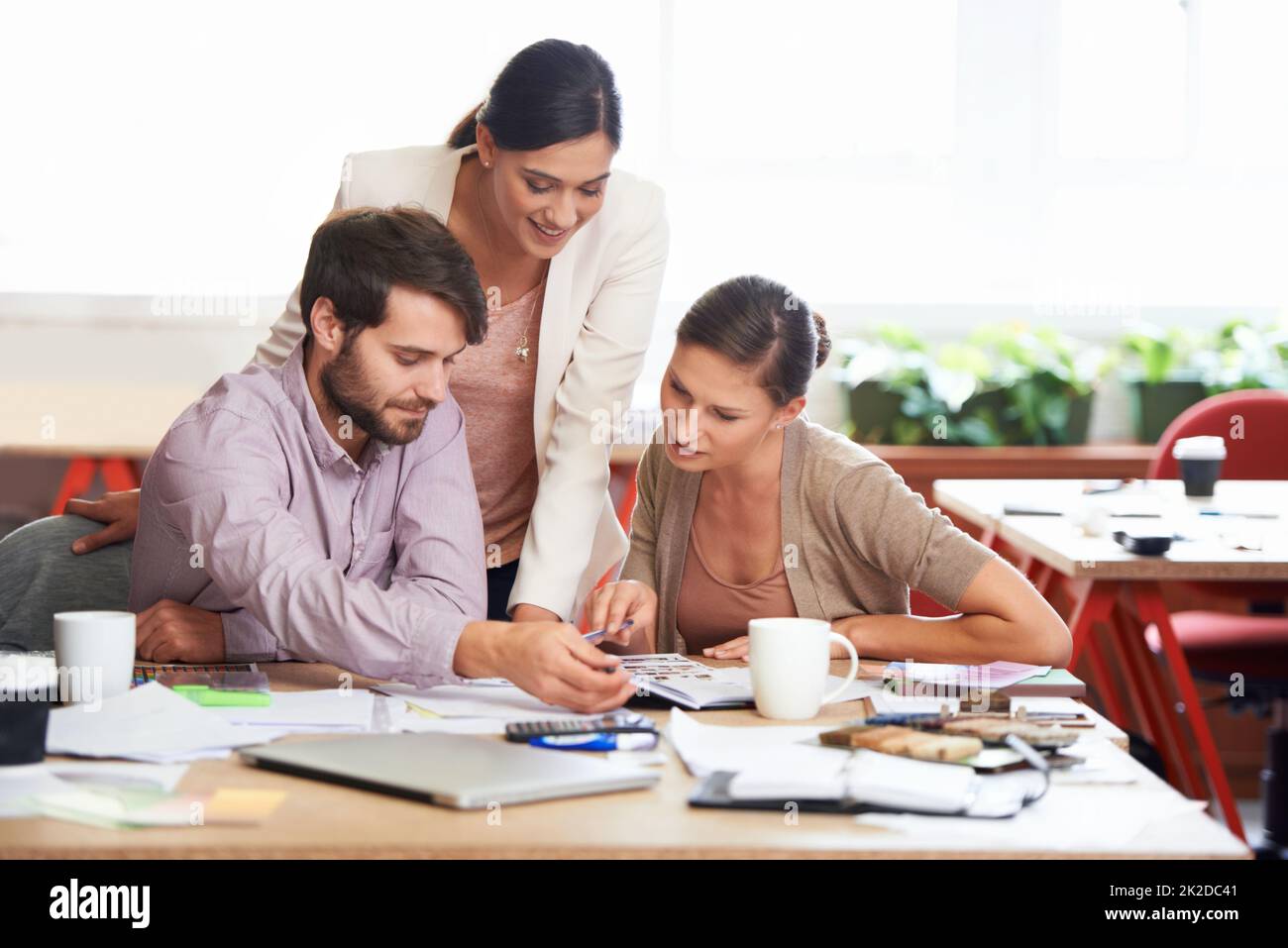 Theyve tutti hanno ottenuto la loro propria vista sui nuovi disegni. Giovani professionisti creativi che lavorano in ufficio. Foto Stock