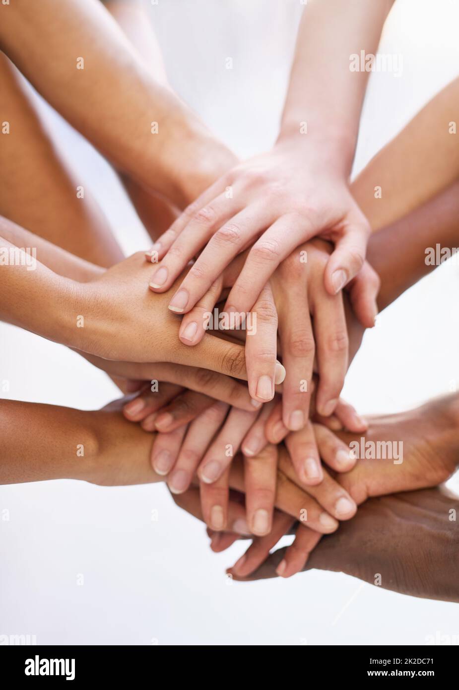 Mostrare solidarietà. Colpo di un gruppo di persone che mettono le mani insieme. Foto Stock