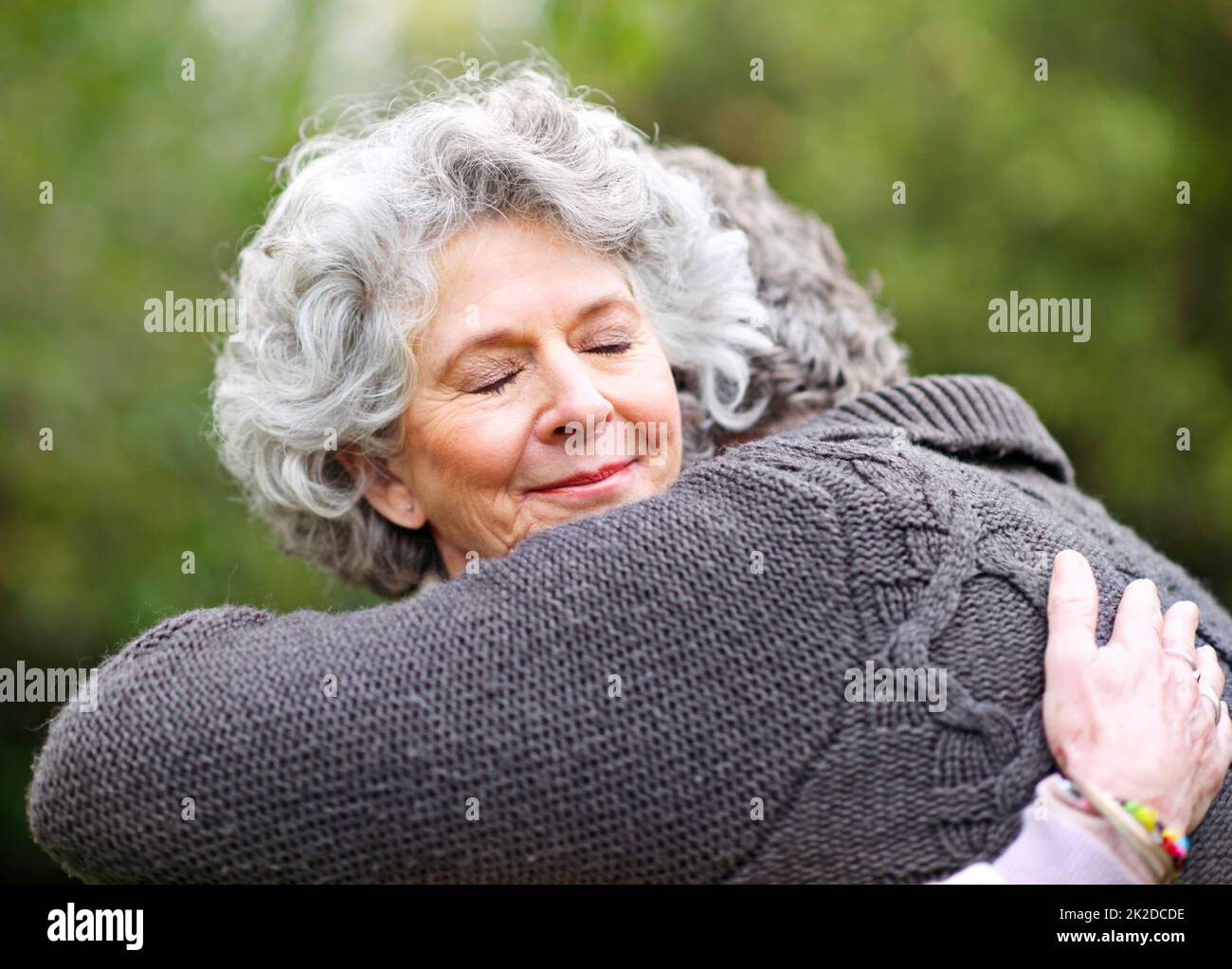 Si fanno tesoro. Shot di una donna anziana che abbraccia con amore suo marito. Foto Stock