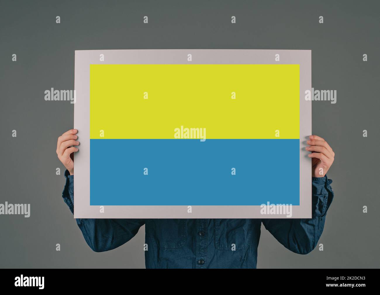 Il giovane ha un segno con la bandiera dell'ukrainain, l'idendità nazionale, la crisi di guerra tra Ucraina e Russia, la questione politica, il colore blu e giallo Foto Stock