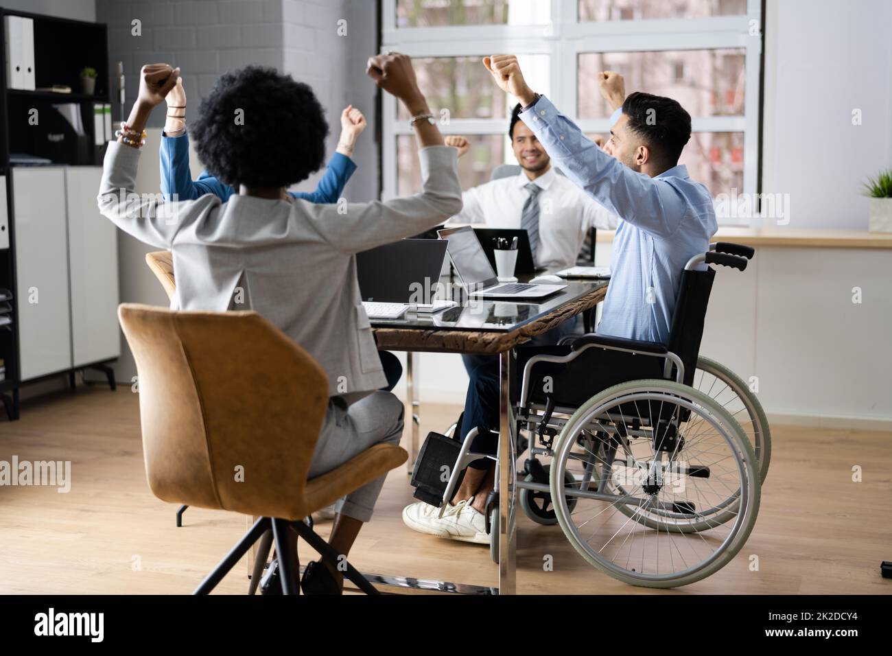 Diversi dipendenti entusiasti dell'ufficio festeggiano il contratto Foto Stock